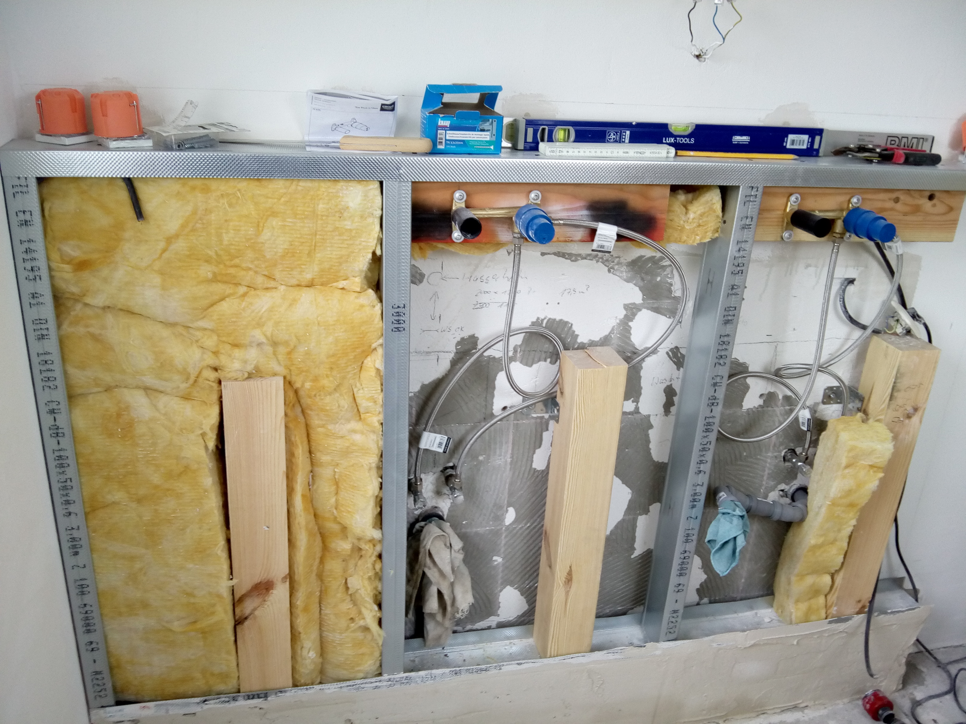 Waschbeckenunterbau vor dem Schlie�en